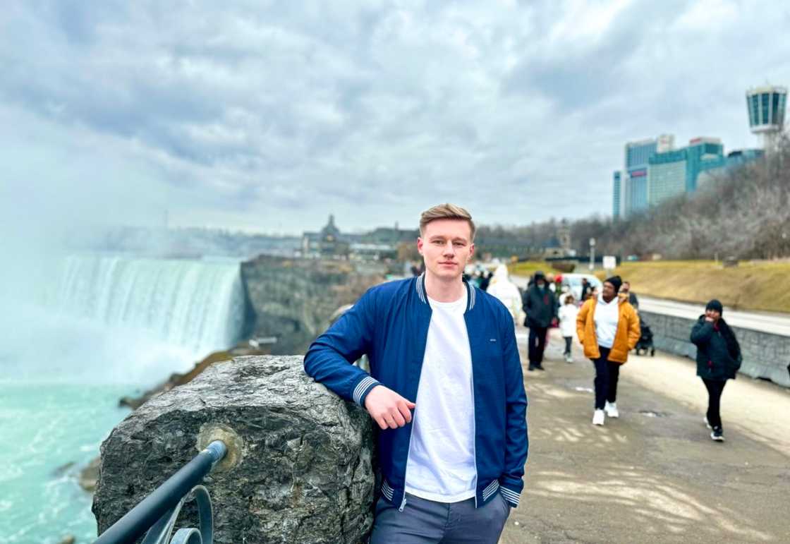 Uma foto comigo no centro da imagem e as Cataratas do Niagara ao fundo. Uma foto comigo no centro da imagem e as Cataratas do Niagara ao fundo.